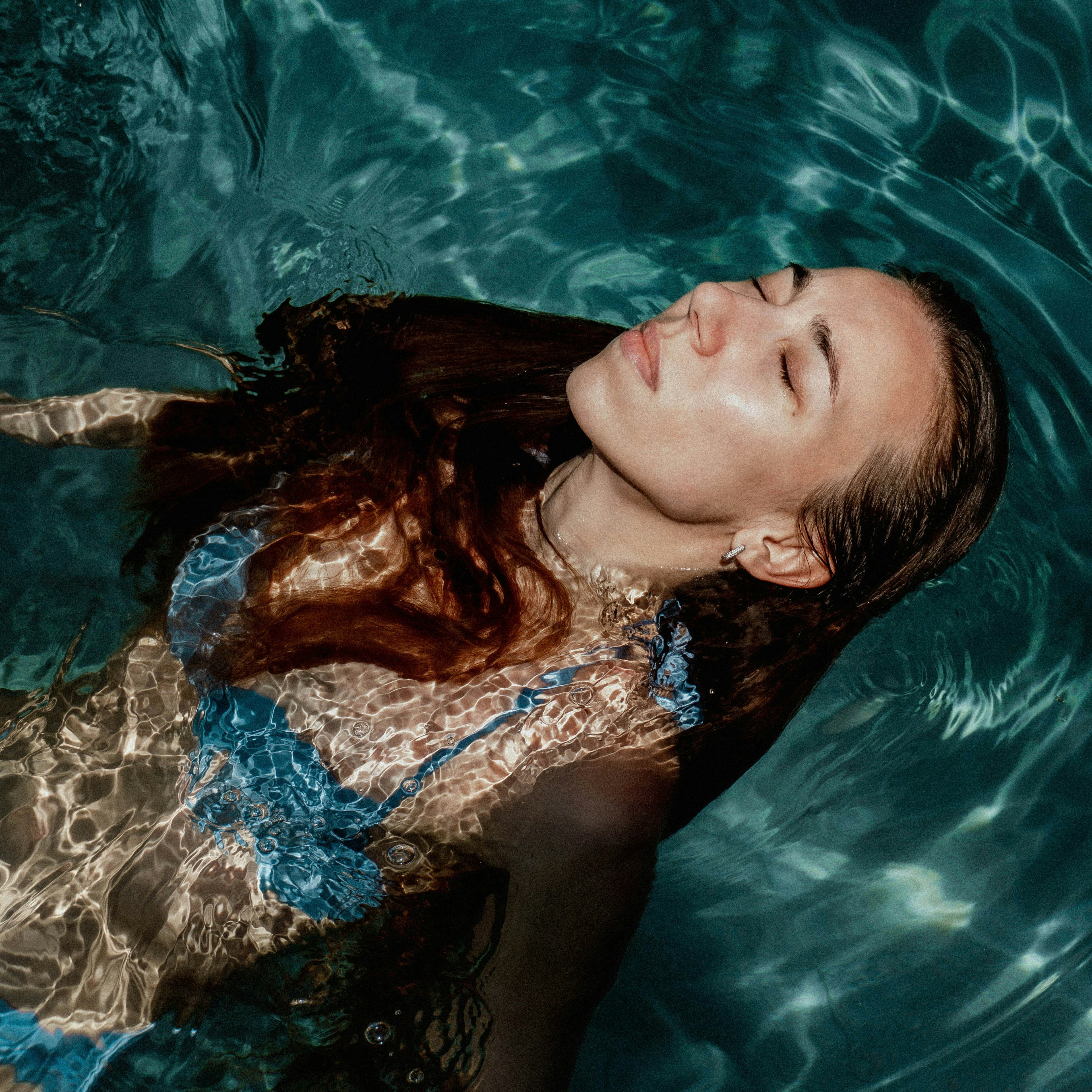 Femme dans la piscine