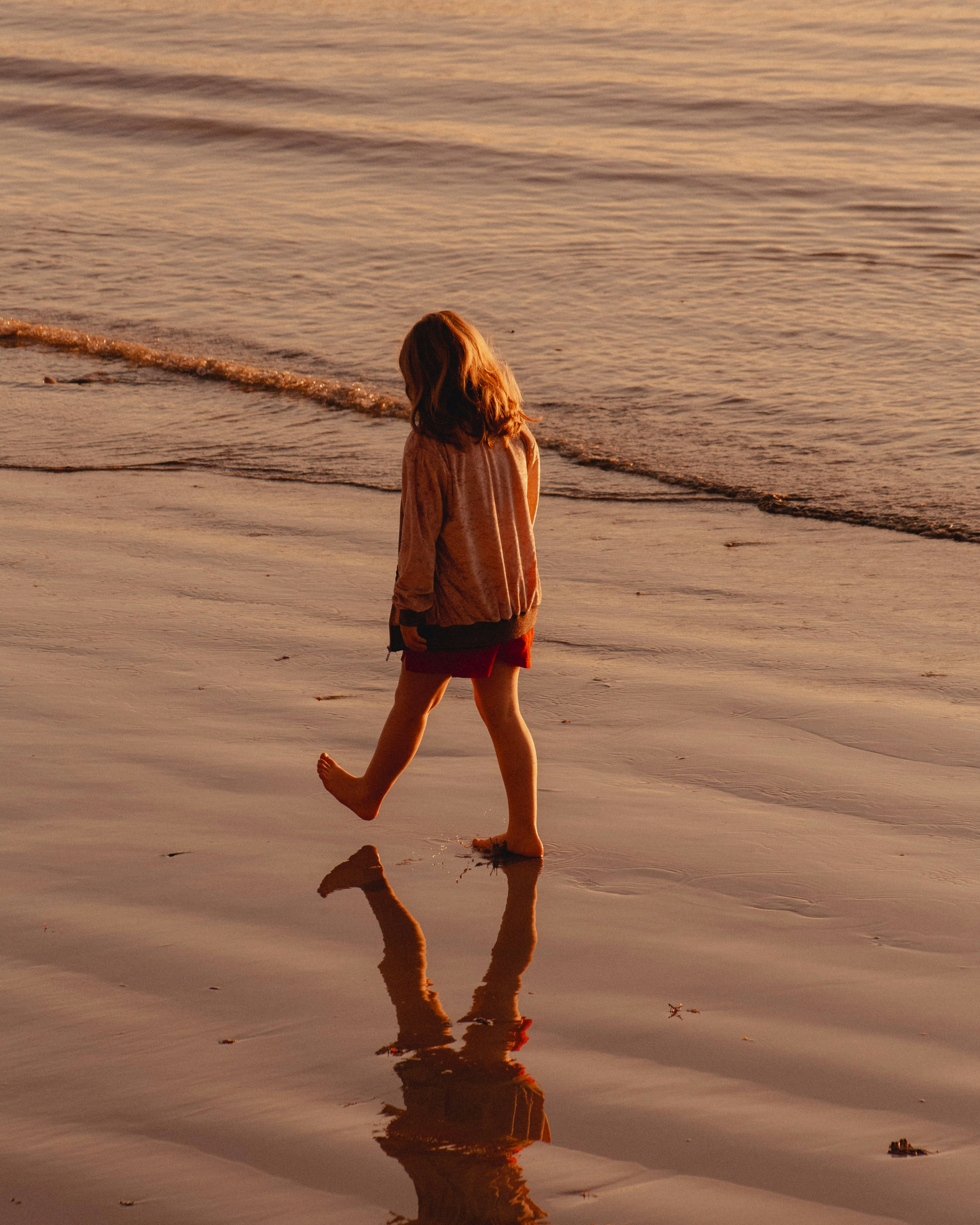 Fille au bord de la mer